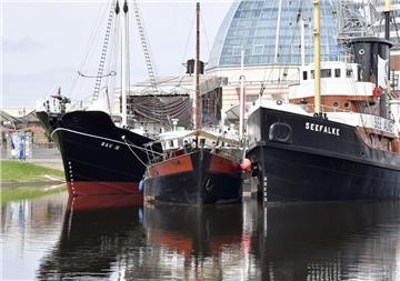 Die "Shiralee" (Mitte) ist im Alten Hafen havariert. 