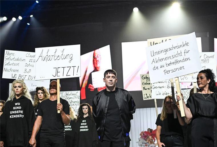 Glitzer und Grauen: Eine Modeschau zu DDR-Zwangsadoptionen Die Show zu Kilian Kerners neuer Kollektion sieht teils aus wie eine Demonstration.