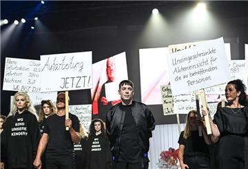 Die Show zu Kilian Kerners neuer Kollektion sieht teils aus wie eine Demonstration. 