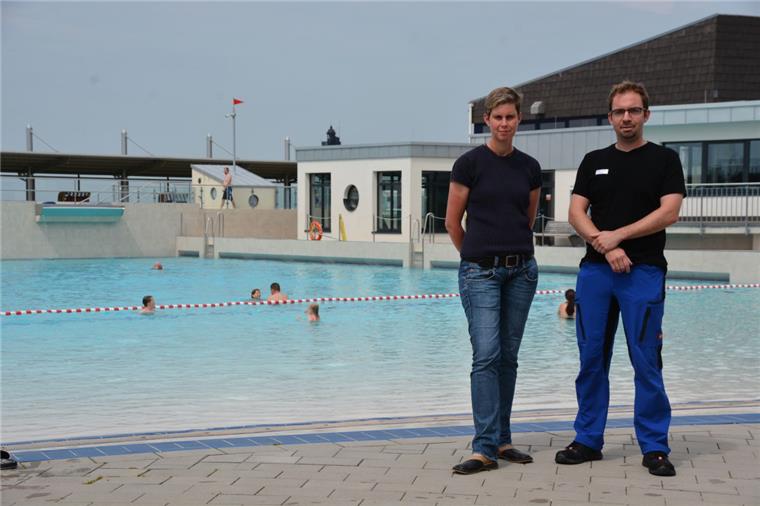 Die Sicherheit der Gäste im Watt’n Bad in Dorum-Neufeld hat für Die Sicherheit der Gäste im Watt’n Bad in Dorum-Neufeld hat für Kurdirektorin Sandra Langheim und Schwimmmeister Dirk Pape höchste Priorität. Sandra Langheim und Schwimmmeister Dirk Pape höchste Priorität.