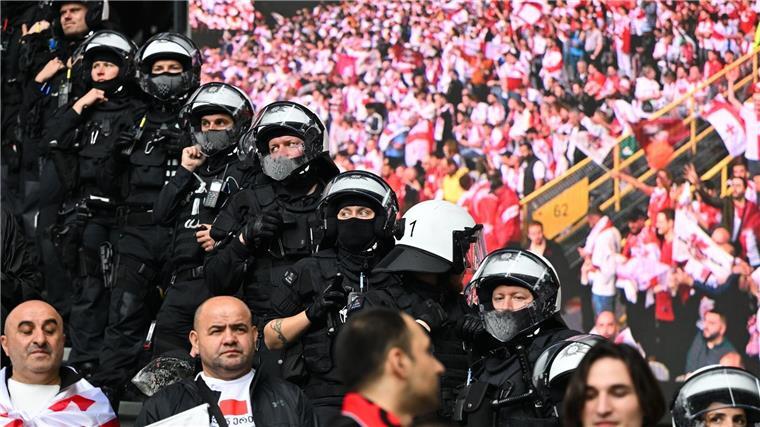 Sicherheit im Stadion: Darum geht’s beim Gipfel in München Die Sicherheit rund um Stadien und in den Arenen ist immer wieder Thema.
