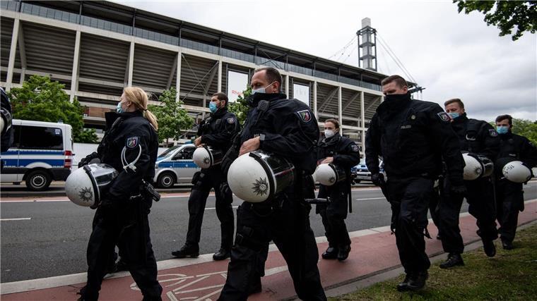 Sicherheit im Stadion: Darum geht’s beim Gipfel in München Die Sicherheit rund um Stadien und in den Arenen ist immer wieder Thema.