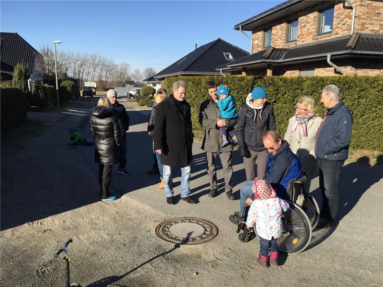 Bremerhaven baut endlich längst bezahlte Straßen Die Siedler vom Karree , Hagedorn-, Maronen- und Berberitzenweg sind sauer, weil sie vor 15 Jahren tausende Euro für eine befestigte Straße bezahlt haben, die bis heute nicht existiert. Jetzt sagt die Stadt: Geht los mit dem Bauen. Foto Schwan