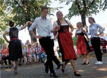 Die Sieverner Landjugend bewies beim Dorffest sehr temperamentvoll, dass man gut tanzen kann.