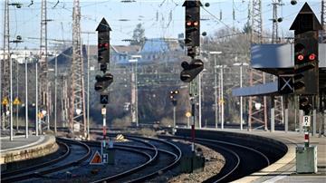 Die Signale im Hauptbahnhof zeigen Rot. Die Gewerkschaft Deutscher Lokomotivführer (GDL) hat zum ersten mehrtägigen Streik im aktuellen Tarifkonflikt mit der Deutschen Bahn und anderen Unternehmen aufgerufen.