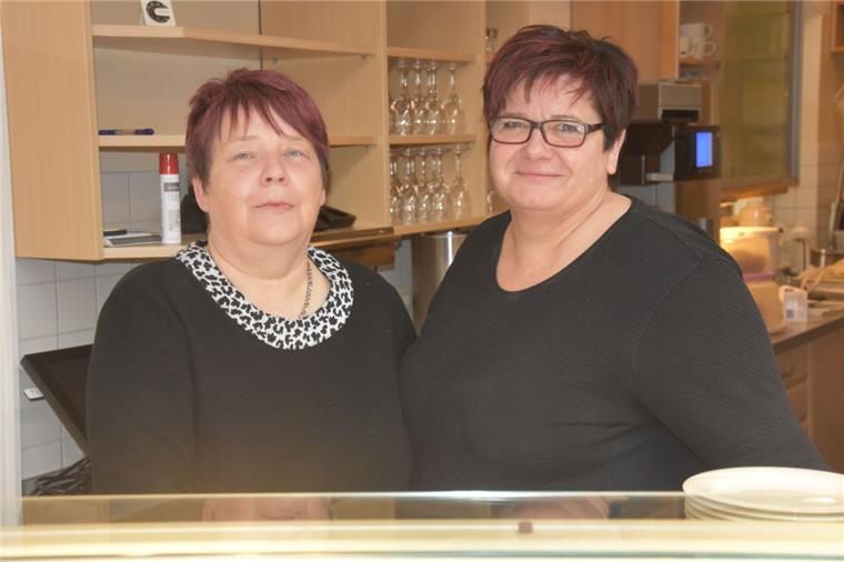 Neue Betreiber eröffnen Café im Tister Bauernmoor Die Sittenserin Jeannette Mittelstädt (links) und Birgit Hirschfeld aus Moisburg betreiben jetzt das Café im Haus der Natur im Tister Bauernmoor. Bei ihnen kann man nicht nur Kaffee trinken, sondern auch ein Frühstück genießen.