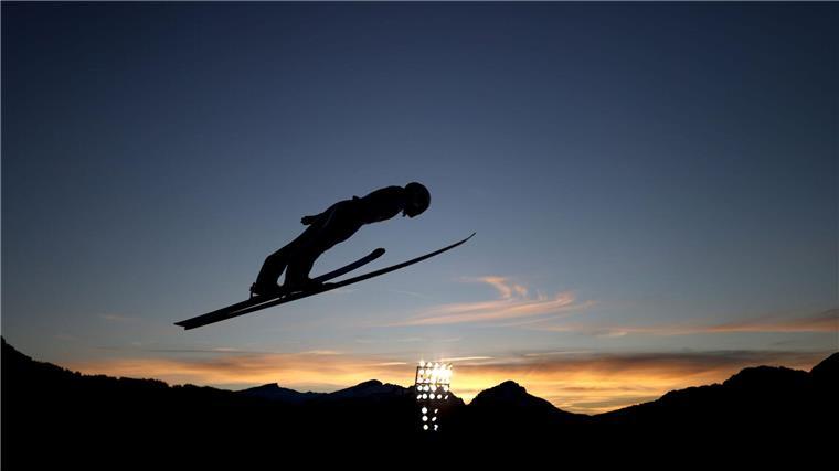Die Skispringerin, die im Weltcup noch keine Topplatzierungen erreichte, sprach in einem Podcast über ihre Erfahrungen.