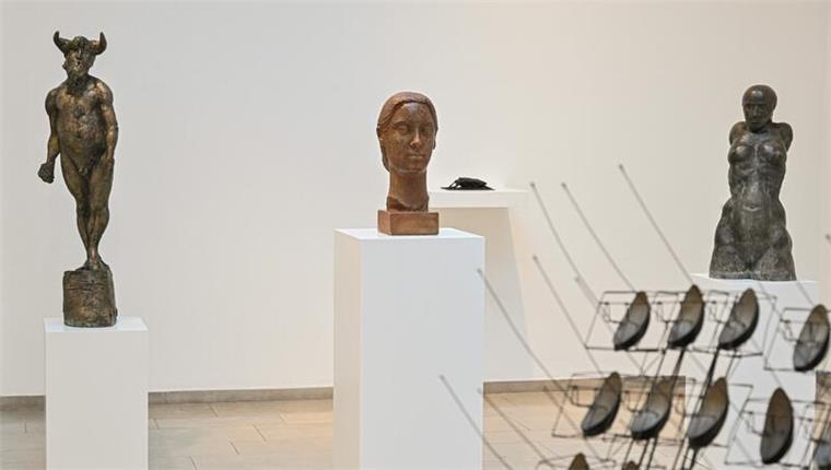 Schau im Marcks-Haus in Bremen verrät zum Ende die Namen der gezeigten Bildhauer Die Skulpturen von Frauen lassen sich ebenfalls nicht über einen Kamm scheren. Das beweisen Bärbel Dieckmann mit ihrem „Minotaurus“ (von links), Charlotte Goltz mit dem „Porträt einer jungen Frau“, Hanna Koschinsky mit dem „Insekt“ und Christiane Häringer mit dem „Weiblichen Torso“.