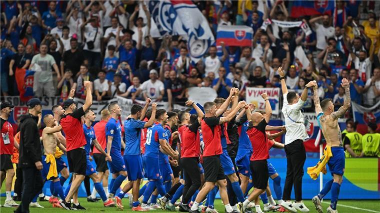 Außenseiter Slowakei gegen England: „Spiel unseres Lebens“ Die Slowaken bejubeln mit ihren Fans den Achtelfinal-Einzug.