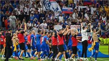 Die Slowaken bejubeln mit ihren Fans den Achtelfinal-Einzug.