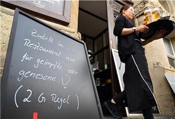 «Zutritt im Restaurant nur für Geimpfte oder Genesene ! (2 G Regel)» steht auf dem Schild am Eingang zu einem Restaurant am Domplatz.