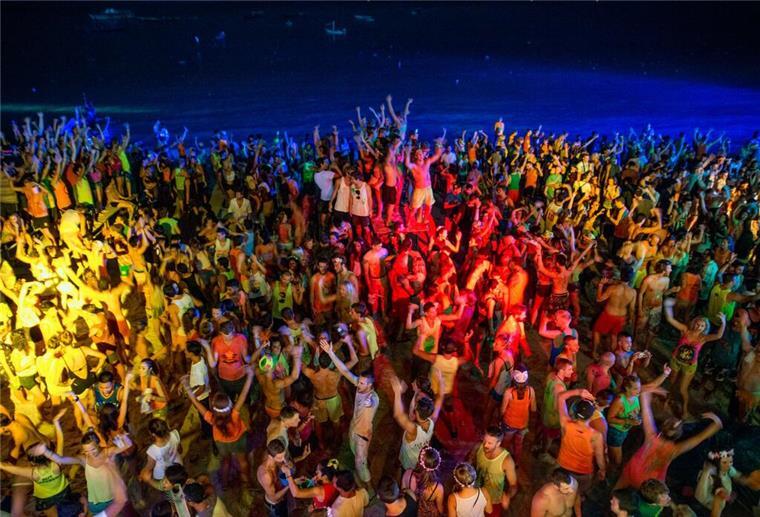 Bei beliebter Vollmond-Party: Deutsche (24) von zwei Männern vergewaltigt Die sogenannten Full-Moon-Partys von Koh Phangan gehören seit Jahrzehnten zum Fixpunkt vieler Thailand-Touristen. Jeden Monat zu Vollmond feiern bis zu 30.000 Partygäste, die meisten von ihnen aus Großbritannien, Deutschland, Frankreich und Australien. (Archivbild)