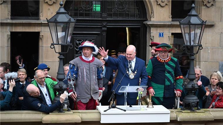 Die sogenannten Herolde eröffnen mit ihrem Aufzug traditionell das Volksfest. (Archivbild)