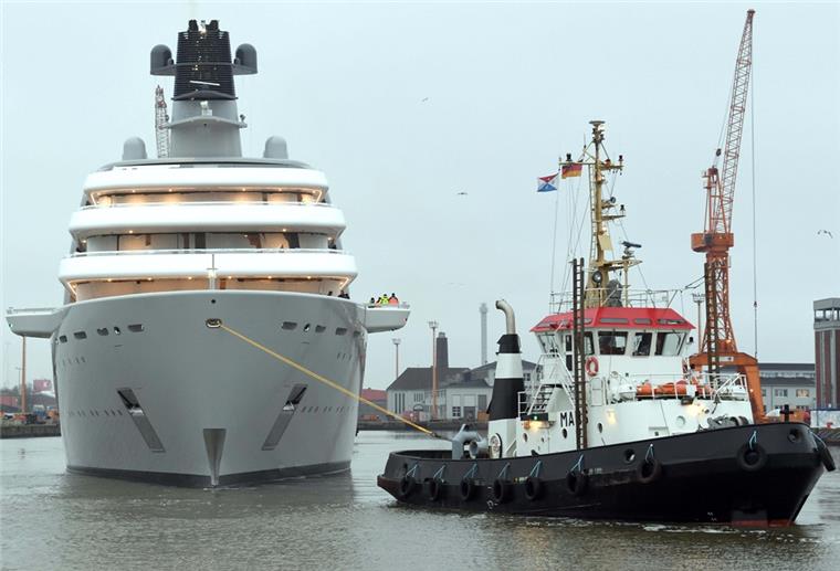 Erste Fahrt der Megayacht „Solaris“ Die „Solaris“ ging auf eine kleine Hafenrundfahrt.