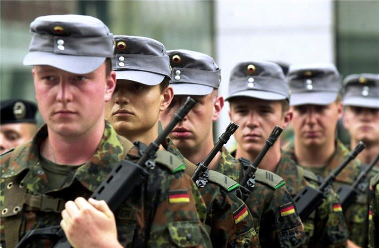 Bundeswehr: Truppenfriseure sollen abgeschafft werden Die Soldaten sollen ihre Haare künftig in ihrer Freizeit schneiden lassen.