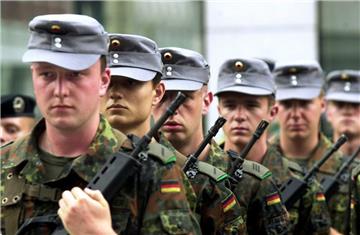 Die Soldaten sollen ihre Haare künftig in ihrer Freizeit schneiden lassen. 