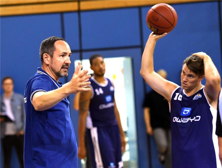 Die Eisbären Bremerhaven fliegen zum Trainieren auf die Kanaren Die Sommerferien sind vorbei, bei den Eisbären wird wieder geschwitzt. Trainer Sebastian Machowski (links) erklärt Spielmacher Jordan Hulls den nächsten Spielzug im Training.