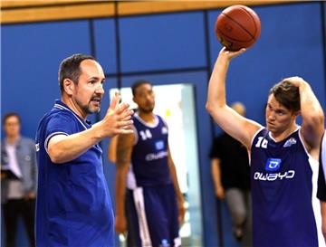 Die Sommerferien sind vorbei, bei den Eisbären wird wieder geschwitzt. Trainer Sebastian Machowski (links) erklärt Spielmacher Jordan Hulls den nächsten Spielzug im Training.