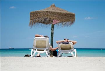 ARCHIV - Ab in die Sonne: Auch Kurzentschlossene finden noch reichlich Angebote für Sommerurlaub am Meer. (zu dpa: «Sommerurlaub: Sparen auf den letzten Drücker») Foto: Julian Stratenschulte/dpa/dpa-tmn - Honorarfrei nur für Bezieher des dpa-Themendienstes +++ dpa-Themendienst +++