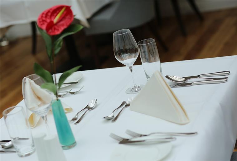 Tourismusbranche in Niedersachsen blickt besorgt in die Zukunft Ein eingedeckter Tisch wartet in einem Restaurant auf Gäste.