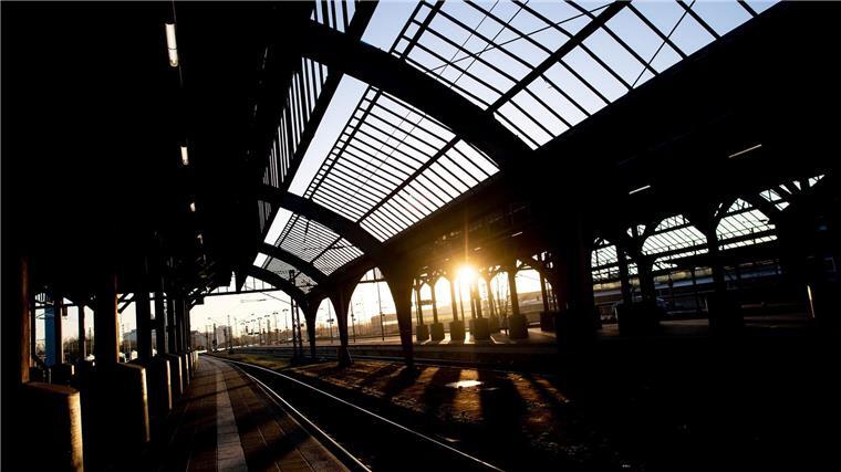 Früheres Ende des Lokführerstreiks, aber weiterhin Ausfälle Die Sonne geht am Morgen hinter der historischen Gleishalle am Hauptbahnhof auf.