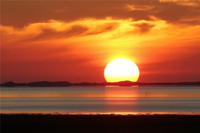 Die Sonne geht über der Nordsee auf.
