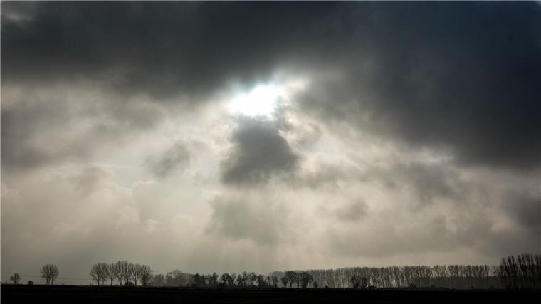 Trocken und wechselnd bewölkt in Niedersachsen und Bremen Die Sonne kommt nur kurzzeitig hinter einer Wolkendecke hervor.