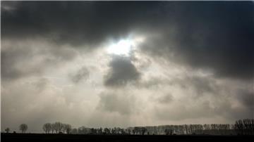 Die Sonne kommt nur kurzzeitig hinter einer  Wolkendecke hervor.
