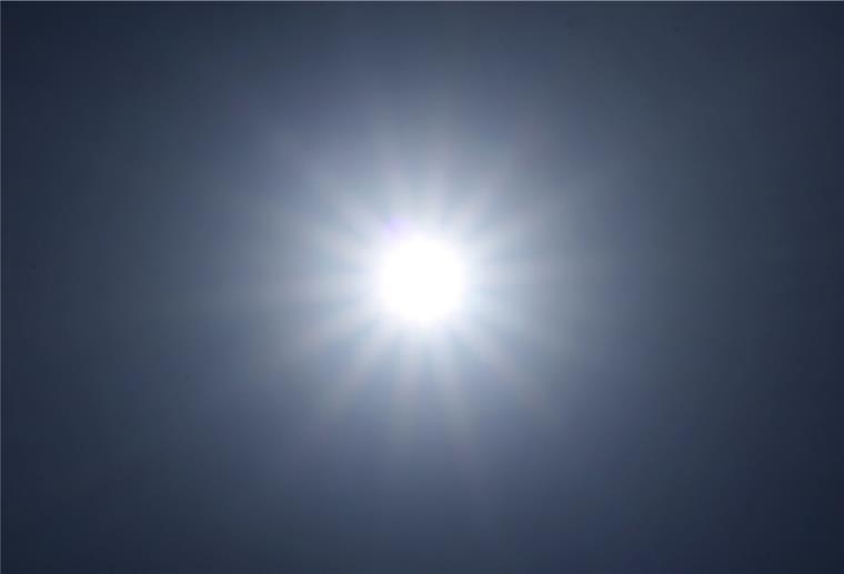 Zeven will zur Eindämmung des Klimawandels beitragen Die Sonne strahlt am wolkenlosen Himmel. Auch in Zeven wollten die Grünen den Klimanotstand ausrufen lassen. Nun ist ein Beschluss daraus geworden, mit den der Kommune zur Verfügung stehenden Mitteln dem Klimawandel entgegen zu wirken.