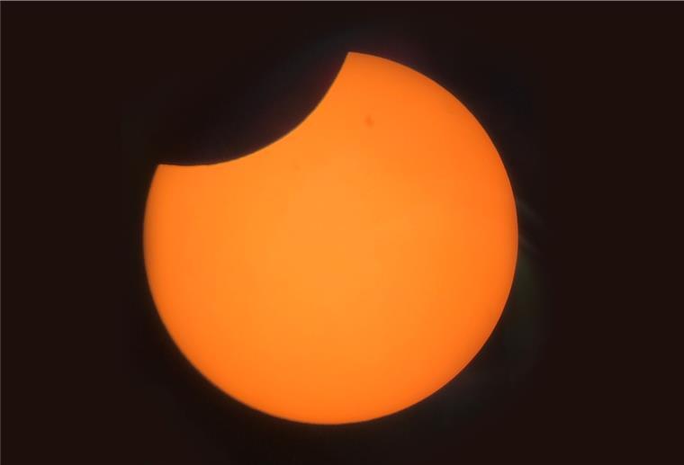 Kleines Stück von der Sonne verdeckt Sonnenfinsternis