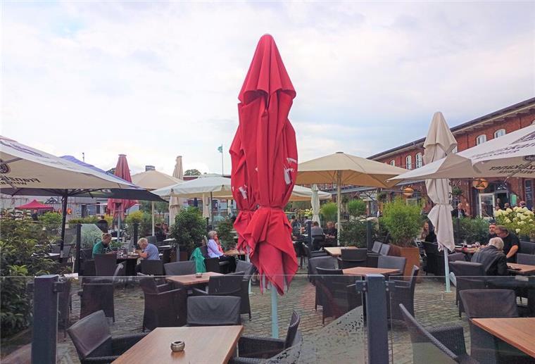 Fischereihafen könnte bald eine einzigartige Walfisch-Pergola bekommen Zusammengeklappte Sonnenschirme