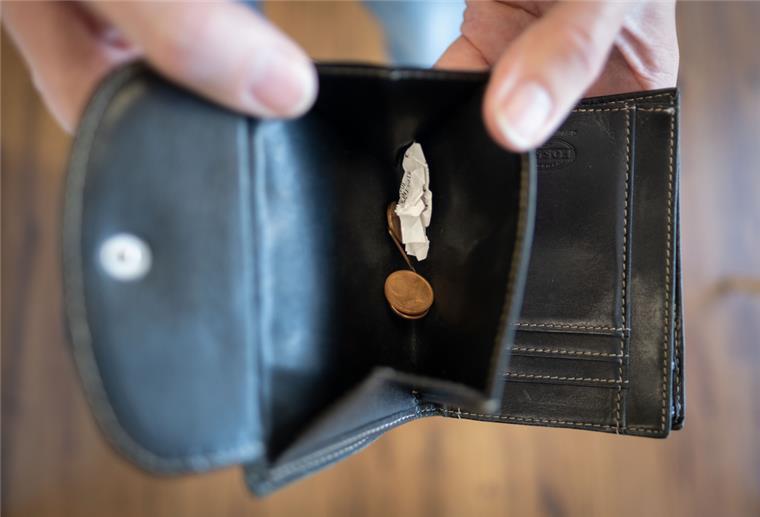  Ein paar Cents sind in einer Geldbörse.