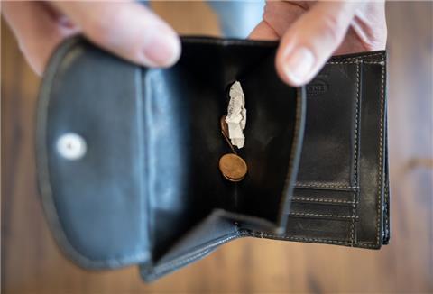  Ein paar Cents sind in einer Geldbörse.