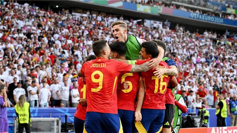Nicht nur Olmo begeistert: Spaniens Helden von der Bank Die Spanier feiern den Einzug ins EM-Halbfinale.