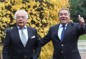 Die spanischen Sänger Antonio Romero (l) und Rafael Ruiz (r) von der Flamenco- und Rumbagruppe Los del Rio wurden mit dem Song „Macarena“ weltbekannt. Ihre anderen Lieder kennt aber kaum jemand.