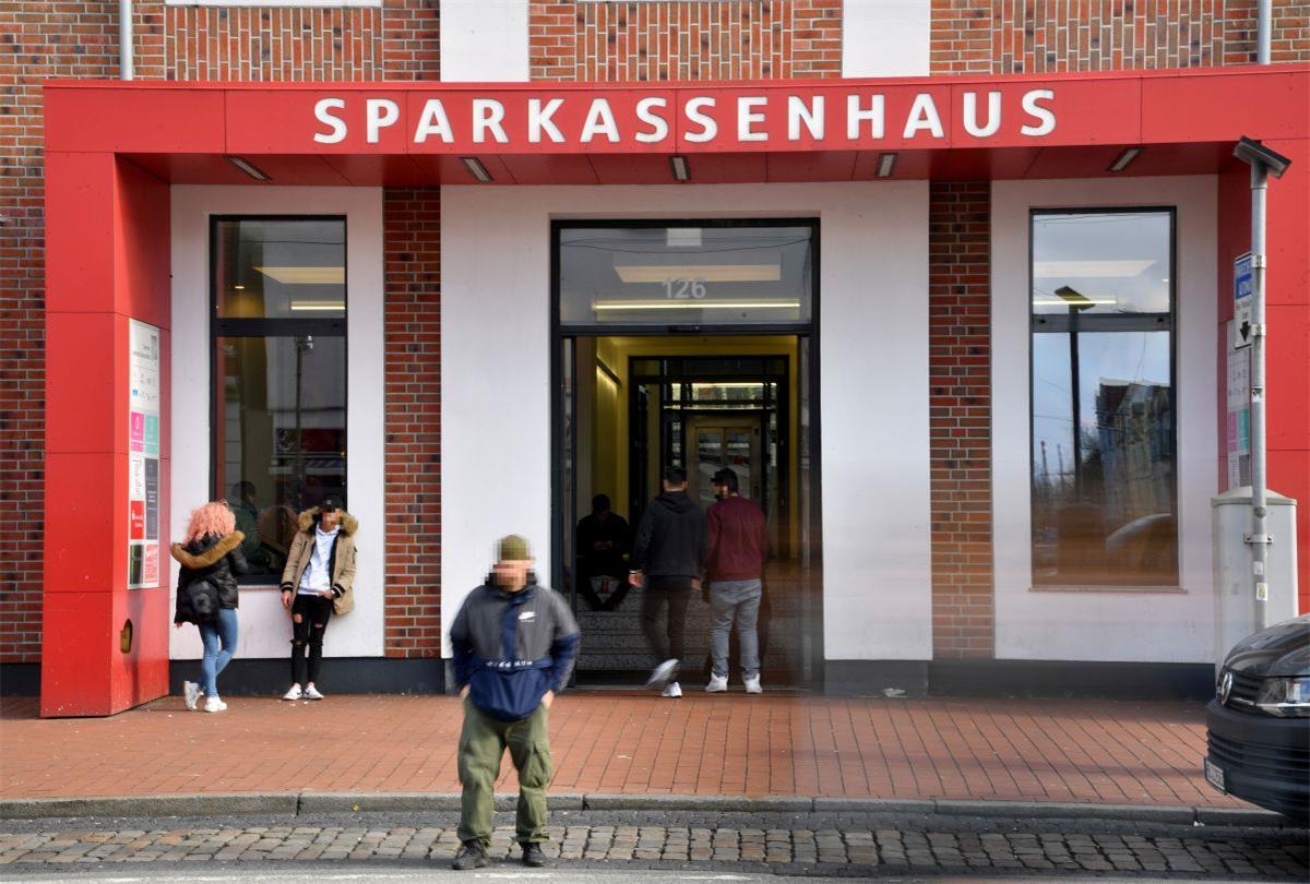 Die Sparkassen-Filiale in der Hafenstraße in Lehe soll nachts geschlossen werden.