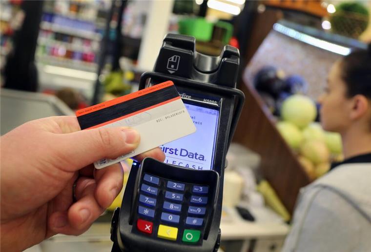 Bundesweite Störung bei Kartenzahlung: Probleme beim Bezahlen mit Sparkassen-Girocard behoben Die Sparkassen-Girocard wurde an der Kasse zum Teil abgewiesen.