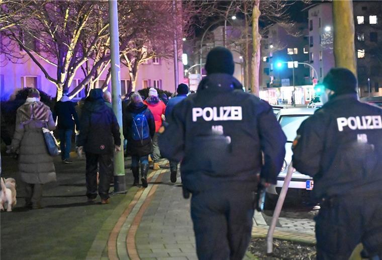 Erneute Proteste gegen Corona-Maßnahmen in Bremerhaven Die „Spaziergänger“ sind auf dem Weg in Richtung Innenstadt.