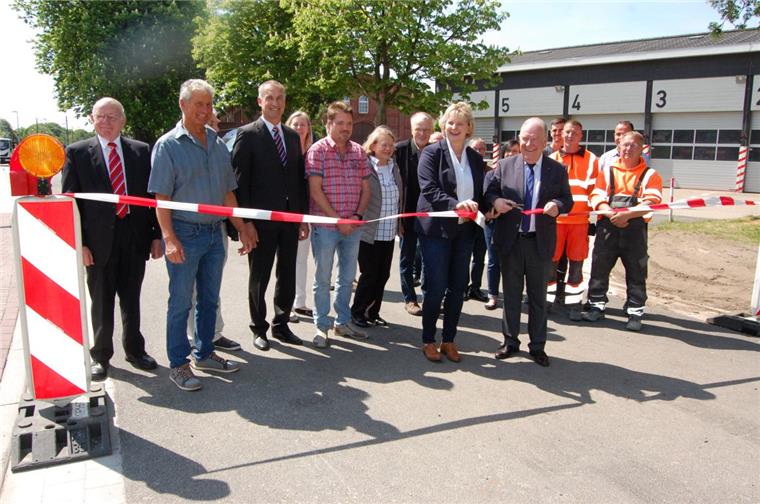 Rodenkirchen: Freie Zufahrt zu neuer Park+Ride-Anlage Die SPD-Landtagsabgeordnete Karin Logemann und Bürgermeister Klaus Rübesamen durchschnitten gestern Mittag das Band zur Eröffnung der Park+Ride-Anlage in Rodenkirchen.