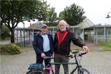 Die SPD-Politiker Günter Ihmels und Heinz Becker (links) wollen am Stubbener Bahnhof eine Radstation mit Lademöglichkeiten schaffen. Auch Ladesäulen für E-Autos gehören zu ihren Plänen.