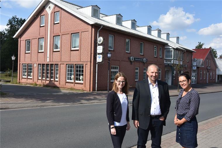 Die Specht Gruppe aus Bremen hat den Niedersachsenhof in Sittensen gekauft. Sie will das Gebäude abreißen und eine Seniorenresidenz bauen.  Specht-Pressesprecherin Frauke Meyenberg (rechts),  Immobilienmakler Uwe Behrens und seine Mitarbeiterin Sabrina Klose freuen sich über den Vertragsabschluss.    