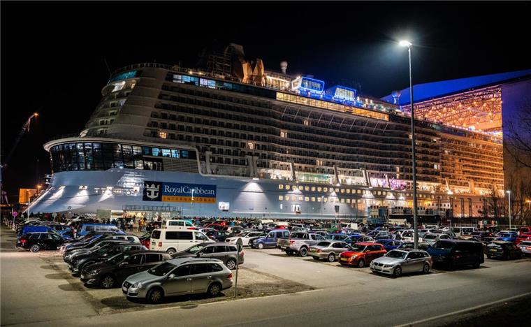 "Spectrum of the Seas": Es geht los mit der Emsüberführung Die "Spectrum of the Seas" kann die Meyer Werft verlassen.