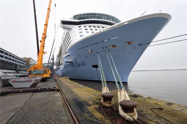 Bremerhaven: Ausrüstung der "Spectrum of the Seas" läuft Die "Spectrum of the Seas" liegt an der Columbuskaje in Bremerhaven.