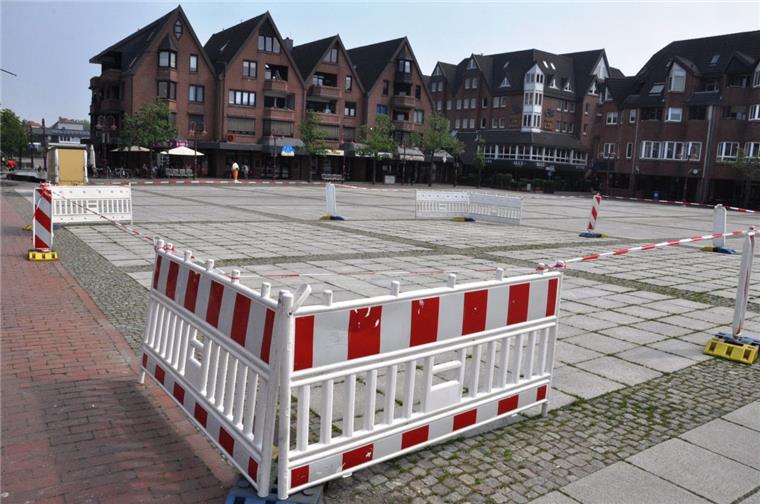 Die Sperrfläche auf dem Nordenhamer Marktplatz soll verschwinden. Der Bauhof will die schief liegenden Platten wieder richten. Gelöst sind die Probleme damit aber nicht.