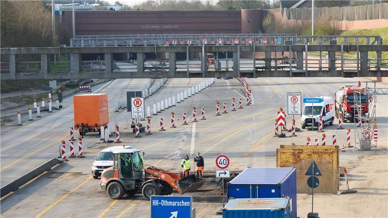 Die Sperrung der A7 in Hamburg sowie des Elbtunnels hat nach Angaben der Stadt zunächst keine großen Auswirkungen auf den Verkehr gehabt. 
