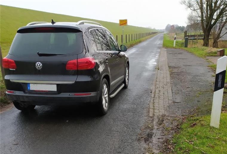 Vollsperrung in Butjadingen: Straße Am Deich wird saniert Die Sperrung der Fahrbahn ist ab Mitte Juli vorgesehen und wird Anfang September wieder aufgehoben.
