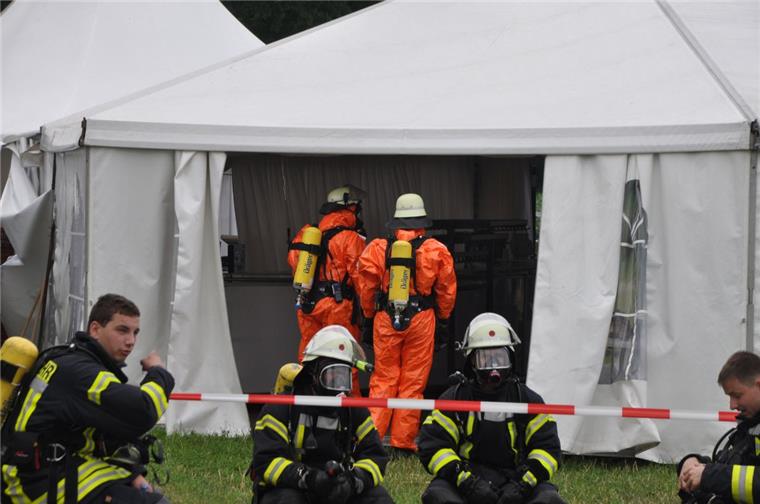 Schock vor Hochzeit in Glinstedt: Übel riechende Flüssigkeit in Zelt verteilt Die Spezialisten des Gefahrgut- und Umweltschutzzuges der Kreisfeuerwehr gehen in das Festzelt.