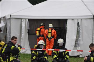 Die Spezialisten des Gefahrgut- und Umweltschutzzuges der Kreisfeuerwehr gehen in das Festzelt.