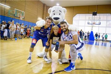 Die Spieler der Eisbären Bremerhaven - hier:  Jordan Hulls (10), Jaden und Harper Kamp (21) beim Tag der Fans - freuen sich schon auf die Testspiele.