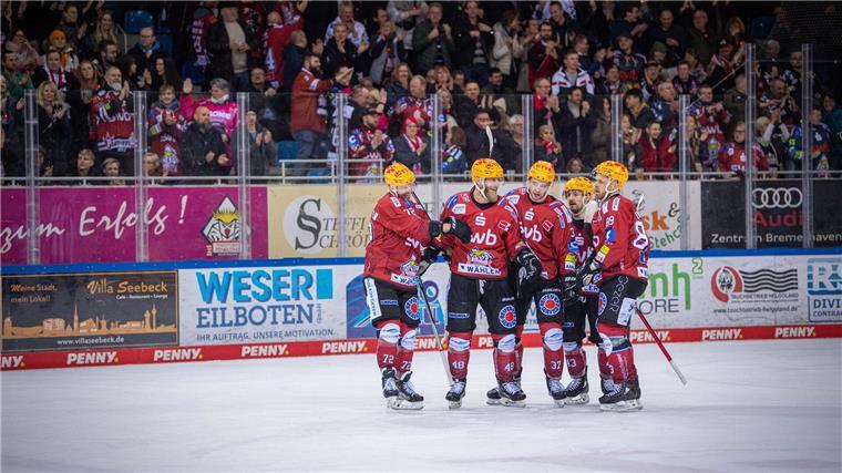 Spannung pur - und ein Happy End für die Pinguins Die Spieler der Pinguins freuen sich über ihr erstes Tor (von links) Phillip Bruggisser, Nicholas Jensen, Markus Vikingstad, Skyler McKenzie und Antti Tyrväinen.